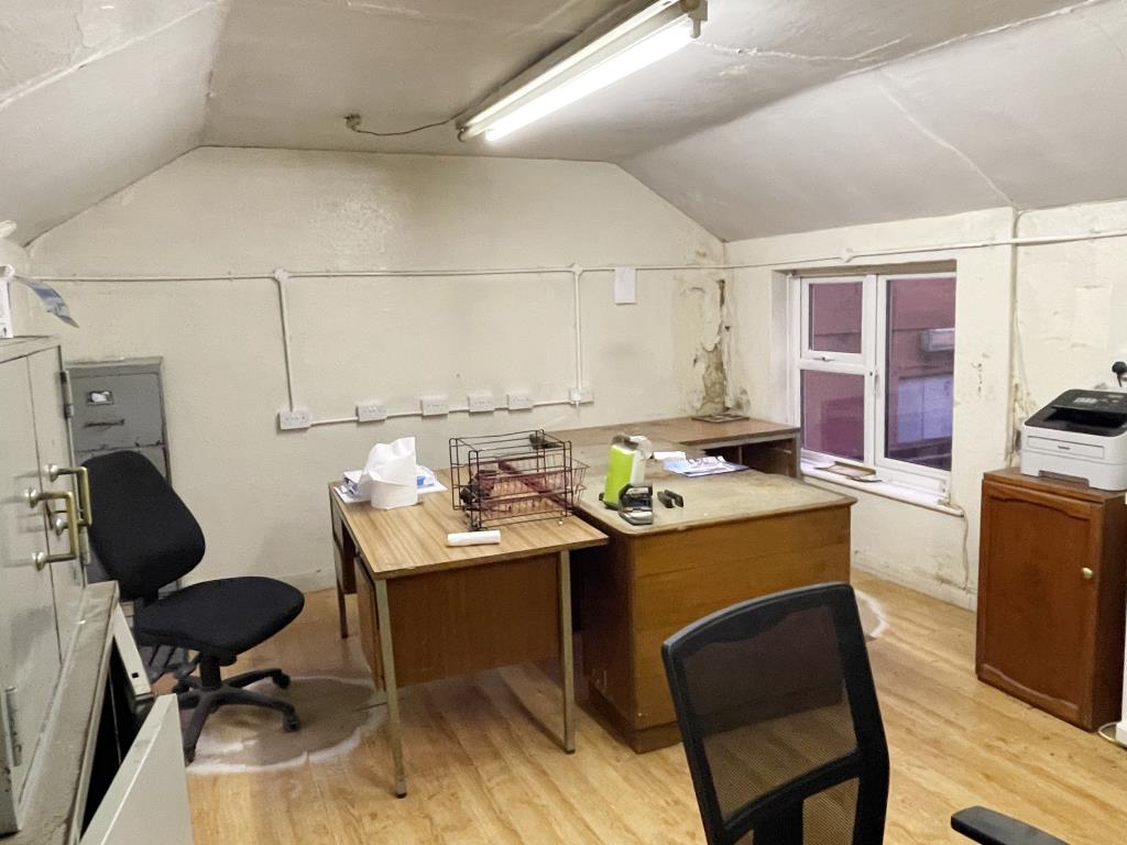 Lot: 129 - TOWN CENTRE WORKSHOP, OFFICE AND STORES WITH POTENTIAL -